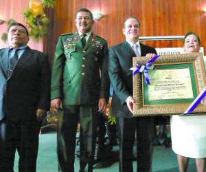 Héctor Cuellar, auditor interno del TSC; Fredy Díaz, jefe de FF AA; Samuel Reyes, ministro de Defensa; y Daysi de Ancheta, del TSC.