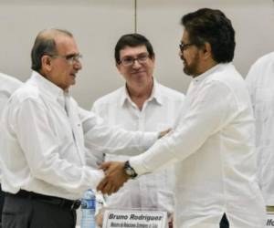 Iván Márquez y Humberto de La Calle, jefes de los equipos negociadores de las FARC y el gobierno, respectivamente.