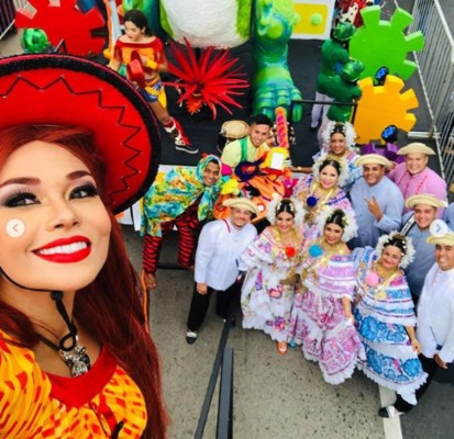 FOTOS: Sirey Morán causa sensación en desfile de la Feria Juniana con disfraz de la vaquerita de Toy Story