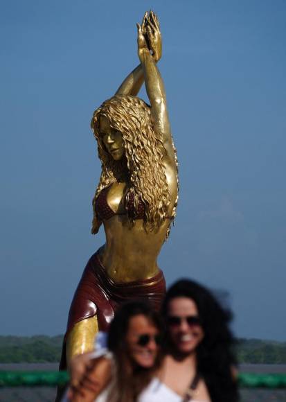 Shakira es inmortalizada con estatua de bronce en Barranquilla