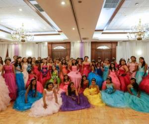 Las chicas vistieron preciosos vestidos de princesas y junto a familiares, médicos y enfermeras celebraron en un lujoso centro de la capital nicaragüense (Foto: AFP)