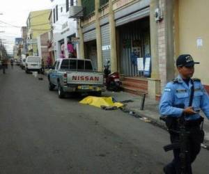 El cuerpo de Edwin Joel Sánchez, asesinado en la tercera avenida de Comayagüela quedó tendido al lado de un vehículo Nissan color gris.