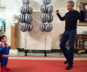 Barack Obama diviertiéndose con un niño en halloween. (Foto: The White House/Pete Souza / El Heraldo Honduras)