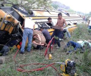 En el automotor se transportaban 60 personas, al menos 20 más resultaron con heridas leves y fueron atendidos en el lugar.