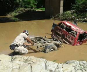 El vehículo tipo pick up quedó parcialmente destruído y sumergido en las aguas del río que pasa por el puente Sampile de la zona sur del territorio hondureño.