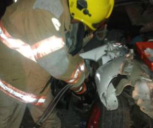 Personal del Cuerpo de Bomberos ejecuta las labores de rescate en la zona de la tragedia.