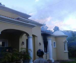 Sofocan llamas en vivienda ubicada en carretera a Valle de Ángeles. Fotos: Bomberos de Honduras./ Sucesos de Honduras/ Noticias de Honduras/ El Heraldo Honduras.