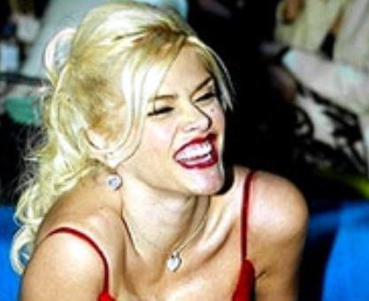 Adicciones, la muerte de su hijo y la pelea por una herencia: las tragedias que marcaron a Anna Nicole Smith