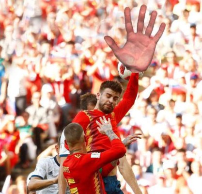 Los memes que desató la mano de Piqué durante el partido de España ante Rusia en los octavos