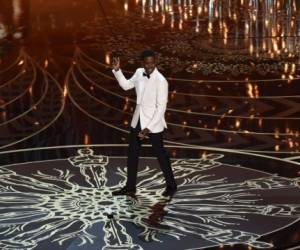 Conocido humorista Chris Rock inició la noche insinuando que hay racismo en los Oscars.