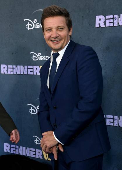 Con bastón, así llegó Jeremy Renner a su primera alfombra roja tras trágico accidente