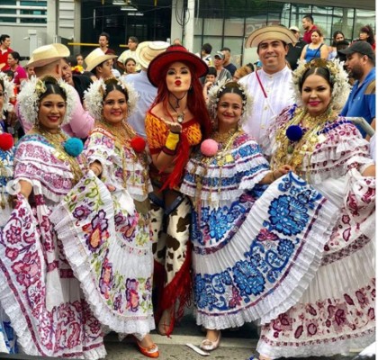 FOTOS: Sirey Morán causa sensación en desfile de la Feria Juniana con disfraz de la vaquerita de Toy Story