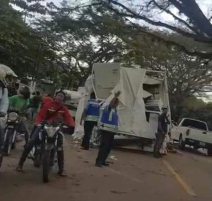 Daños y tráfico infernal: el accidente de rastra con UCI del hospital móvil de Juticalpa