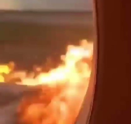 Llamas y pánico: Imágenes del pavoroso incendio en avión que dejó al menos 41 muertos en Rusia