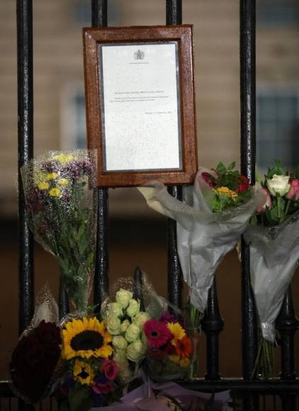 Lágrimas, silencio y el himno “God save the Queen” frente al palacio de Buckingham tras muerte de Isabel II