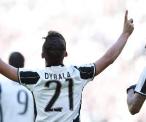 Juventus 'Paulo Dybala celebra después de anotar durante un partido de fútbol de la Serie A entre Juventus y Lazio, en el Estadio Juventus en Turín, Italia.