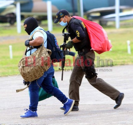 En avioneta y fuertemente custodiados, el traslado de los seis policías que cayeron con droga (FOTOS)