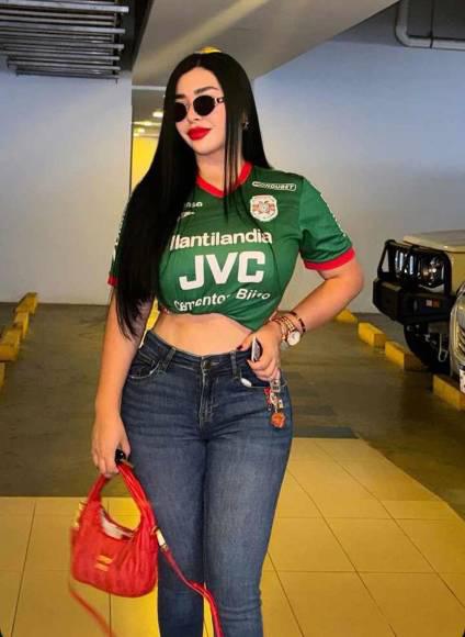 Novia de jugador de Liga Nacional deslumbró durante parón FIFA: Así lució la bella chica