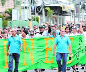 Los trabajadores gritaron consignas en contra del gobierno durante la protesta.