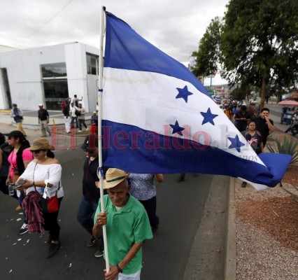 Gremios y sociedad civil marchan molestos tras cancelación de la Maccih