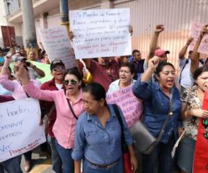 Los trabajadores se plantaron frente a la Secretaría de Finanzas.