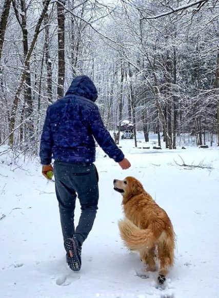 Muere influencer que recorrió el continente americano junto a su perro Shurastey