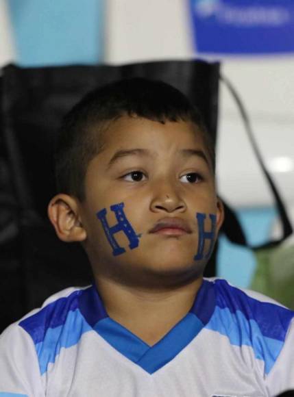 “Todos con la H”, aficionados catrachos listos en el Chelato Uclés para el Honduras - Granada