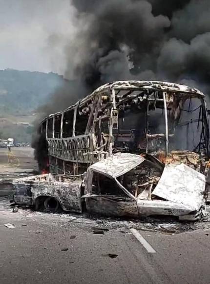 Impactantes imágenes del choque e incendio entre bus y pick up en Taulabé