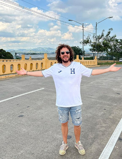 Sorprendido e intrigado: así ha sido el recorrido de Luisito Comunica por Honduras