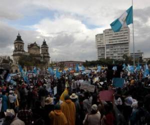 Guatemaltecos salen a las calles con mensaje anticorrupción