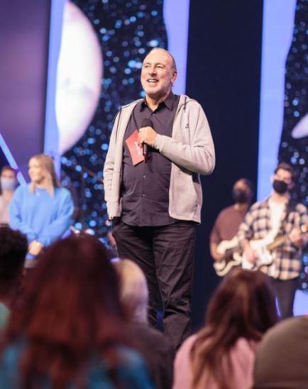 ¿Quién es Brian Houston, el pastor de la iglesia Hillsong que renunció por escándalos?