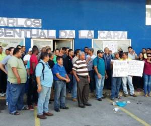 Protesta de empleados de Diario Tiempo en San Pedro Sula.