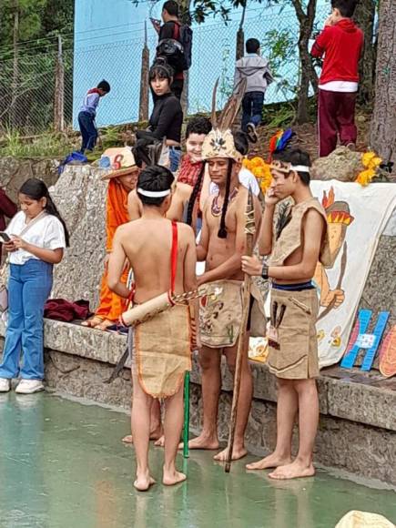 Alumnos conmemoran con danzas el Día del Cacique Lempira en la capital