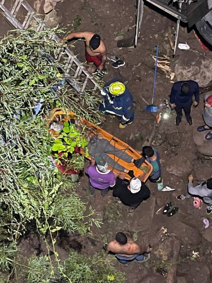 Así fue el rescate de los migrantes atrapados en bus que cayó a un río en Copán