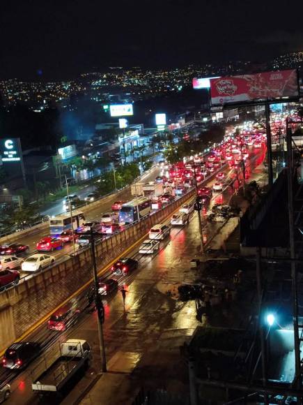 Lluvias sobre la capital generan caos vehicular en varios bulevares