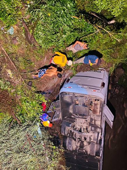 Las imágenes del accidente de un bus lleno de migrantes en Copán; hay 4 muertos