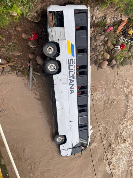 Así fue el rescate de los migrantes atrapados en bus que cayó a un río en Copán