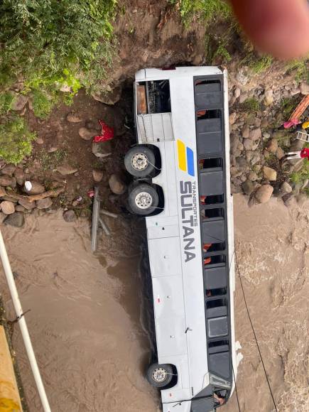 Así fue el rescate de los migrantes atrapados en bus que cayó a un río en Copán