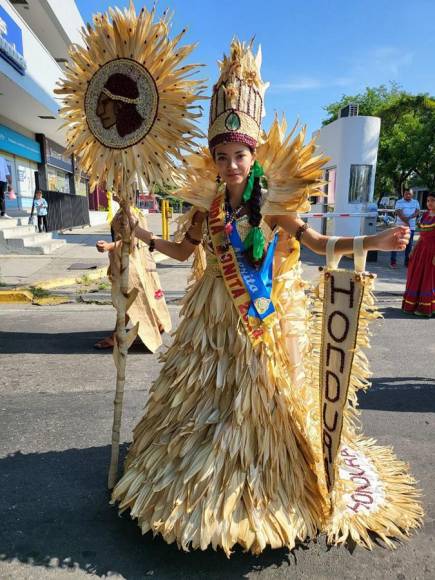 Escuelas de San Pedro Sula rinden homenaje en el 203 aniversario de Independencia Patria