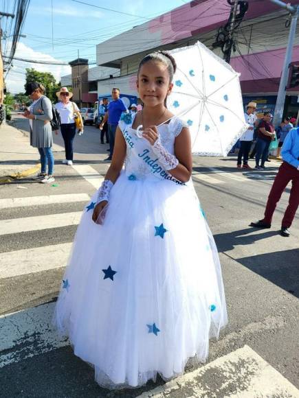 Escuelas de San Pedro Sula rinden homenaje en el 203 aniversario de Independencia Patria