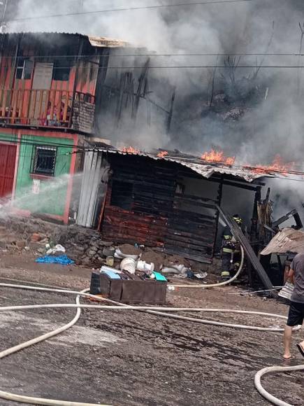 Las imágenes del incendio que consumió tres viviendas en colonia El Progreso