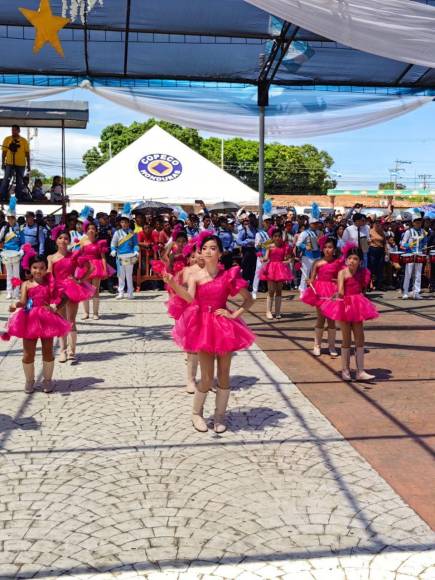 Hermosas palillonas engalanan los desfiles patrios en Choluteca