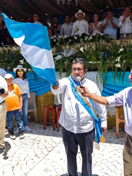 Hermosas palillonas engalanan los desfiles patrios en Choluteca