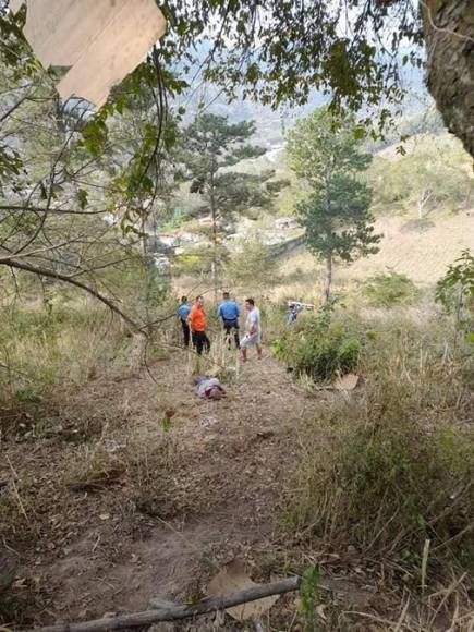 Un carro sobrecargado y una vuelta peligrosa: lo que se sabe del accidente que dejó tres muertos en Santa Bárbara