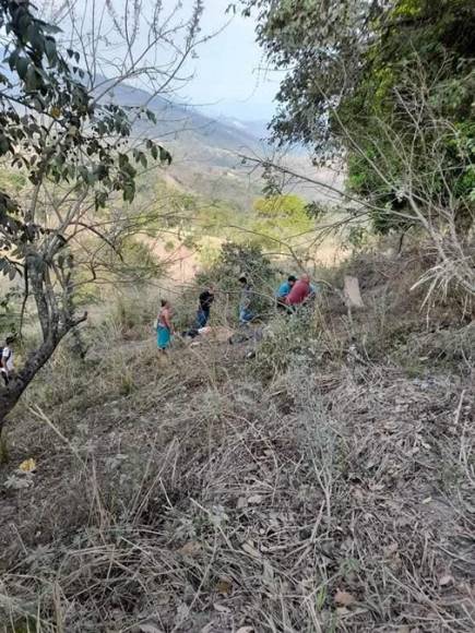 Un carro sobrecargado y una vuelta peligrosa: lo que se sabe del accidente que dejó tres muertos en Santa Bárbara