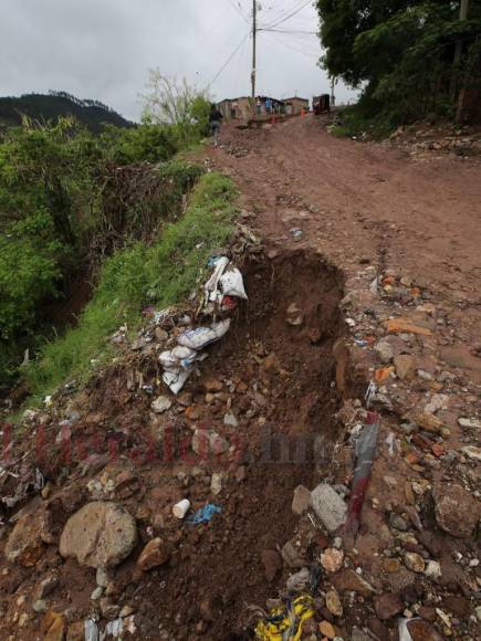 Cráteres, lodo y zonas a punto de quedar incomunicadas: así luce la capital tras las lluvias