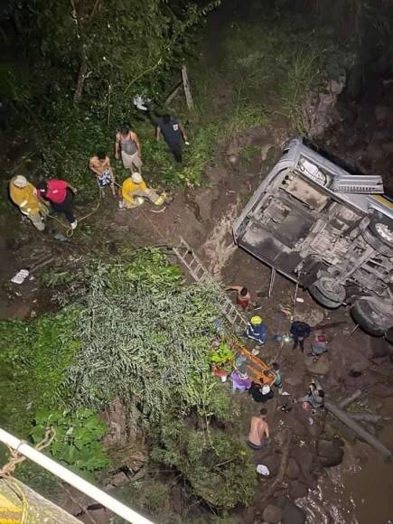 Las imágenes del accidente de un bus lleno de migrantes en Copán; hay 4 muertos