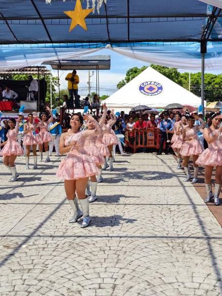 Hermosas palillonas engalanan los desfiles patrios en Choluteca