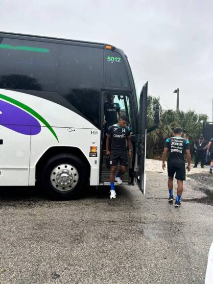 ¡Bajo la lluvia! Así fue el primer entreno de Honduras en Fort Lauderdale