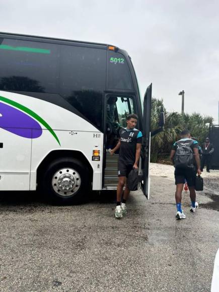 ¡Bajo la lluvia! Así fue el primer entreno de Honduras en Fort Lauderdale